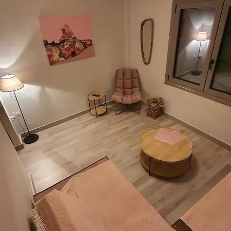 Larry's Little Place In The Center Of Apartment