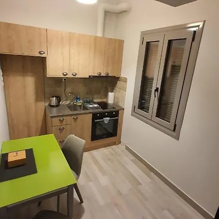 Larry's Little Place In The Center Of *