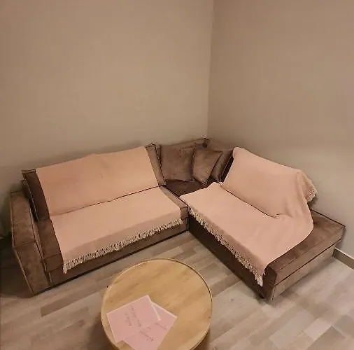 Larry's Little Place In The Center Of