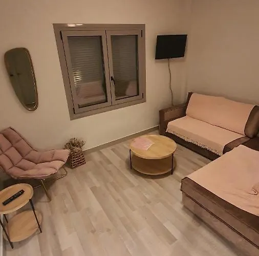 Larry's Little Place In The Center Of Апартаменты Гитион