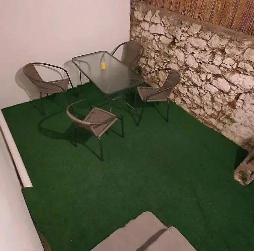 Larry's Little Place In The Center Of Apartment