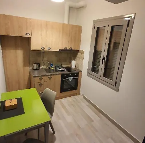 Larry's Little Place In The Center Of *